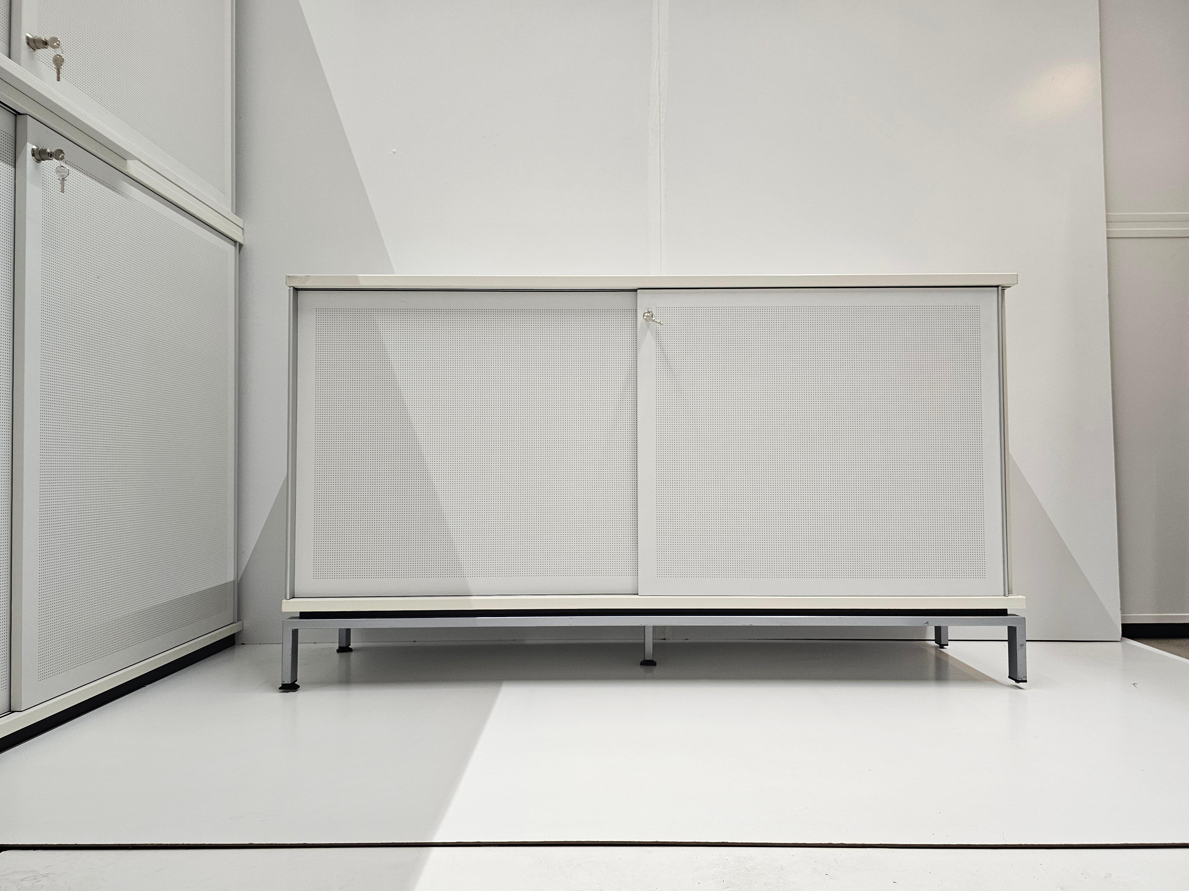 Armoire Basse bois portes ajourées