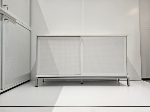 Armoire Basse bois portes ajourées